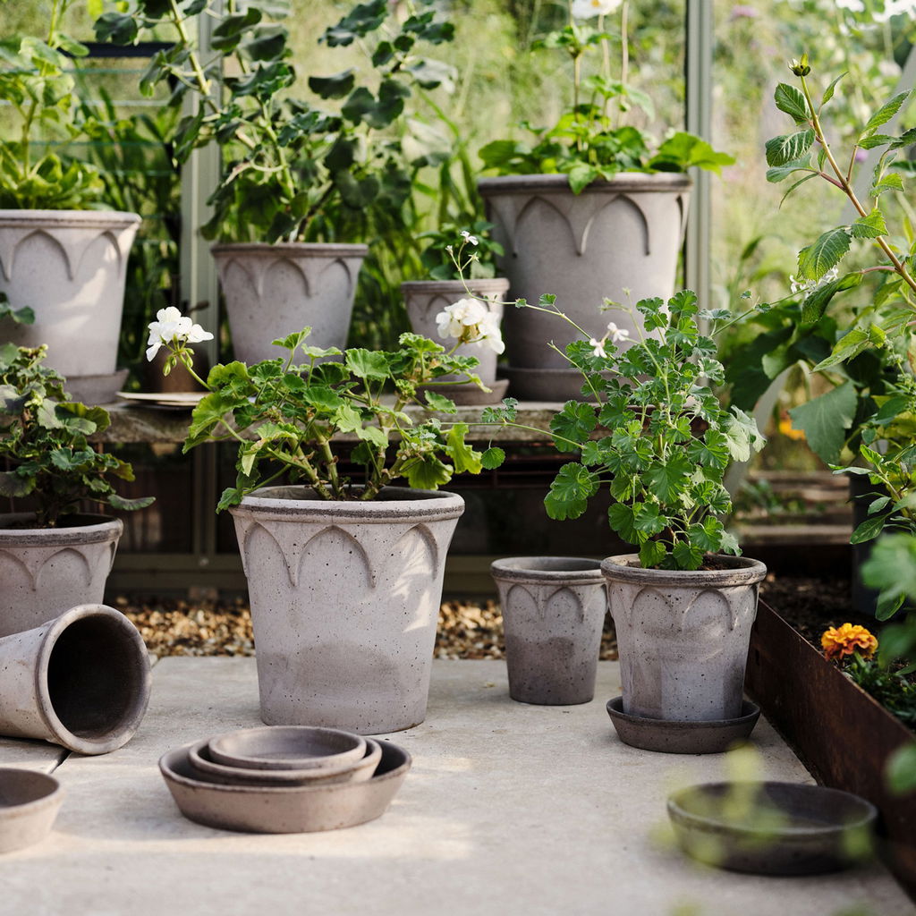 Elizabeth terracotta pot / Grey