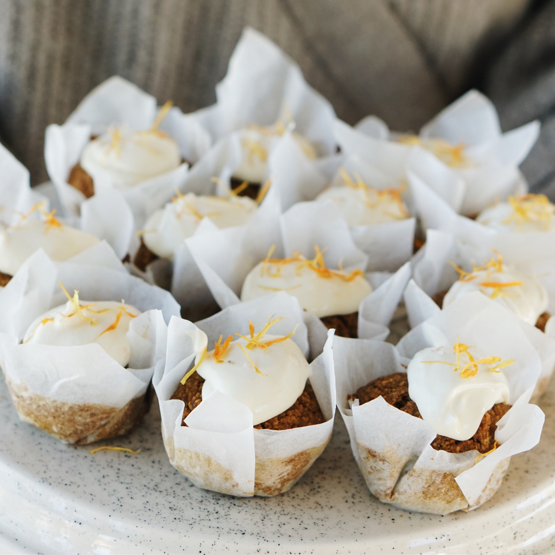 Pompoenmuffins met gedroogde goudsbloemen